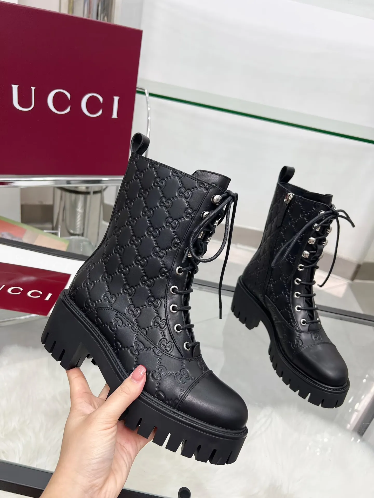 👟👟Ex-factory price 660👟👟 New version of Gucci GUCCI hot sale✅Ankle boots 🎉Very easy to match👍Specially showing retro British style, advanced 3D printing, front Gucci buckle decoration💎LOGO✅ Fabric: imported cowhide🐂 Inner/foot pads: cow lining Color: black green Size: 35-42 {2 heads need to be customized} Heel height: 5cm TPU outsole Packing: Comes with card and cloth bag.